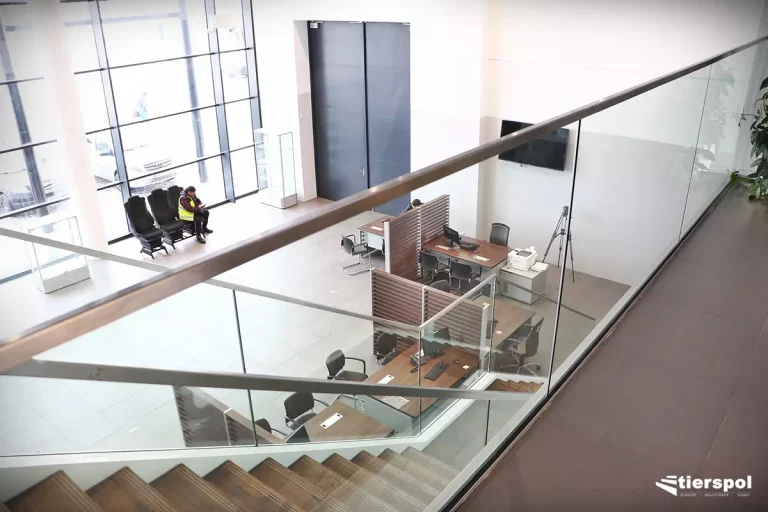 Balustrady z wypełnieniem szkłem bezpiecznym - design i bezpieczeństwo