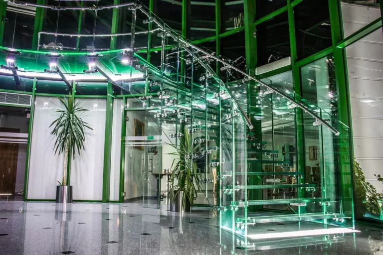 Balustrady całoszklane w domu i biurze – przykłady realizacji
