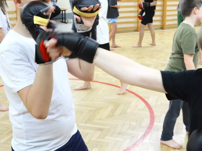Jak skonstruowany jest bezpieczny trening uderzany dla początkujących dzieci?